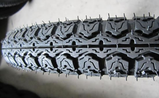 Vulcanizing formula for producing motorcycle tyre with fine particle tire reclaimed rubber