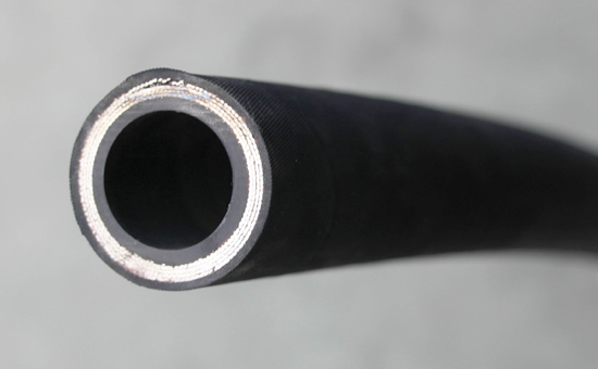  the inner layer of steel wire oil resistant rubber hose uses nitrile reclaimed rubber 