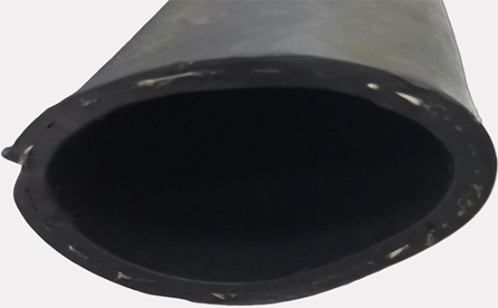 The reason why the reclaimed rubber hose is easy to foam and delaminate in the rainy season