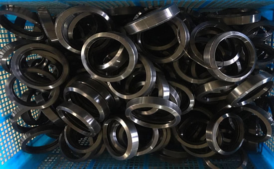 Rubber sealing rings produced from recycled rubber. jpg