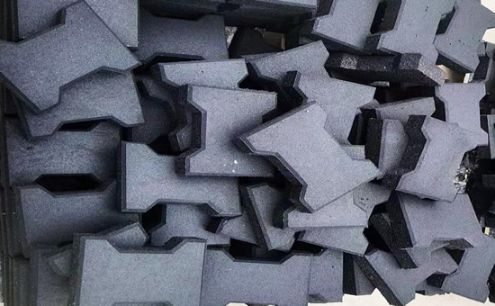 What are the advantages and characteristics of rubber bricks produced from recycled rubber powder