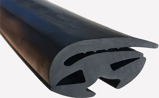 Low-temperature resistant rubber sealing strip mixed with reclaimed EPDM rubber