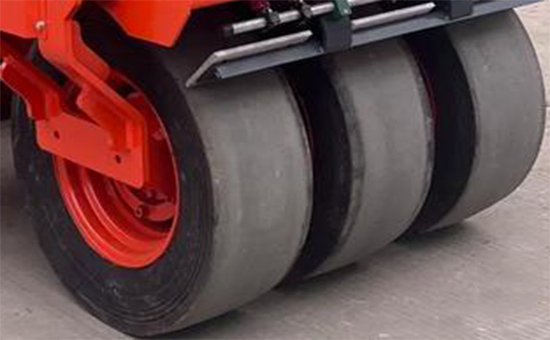 Road roller tire tread rubber mixed with reclaimed nitrile rubber