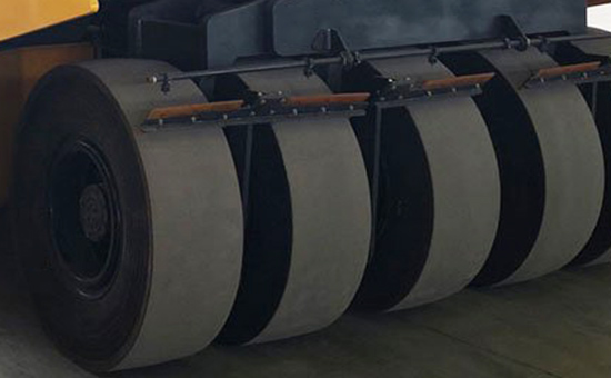 Using reclaimed nitrile rubber in road roller tire tread rubber to improve swelling problems