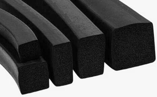 Oil-resistant foam sealing strip mixed with recycled rubber