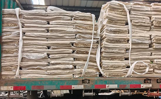 Which additives have a bigger impact on the flow of reclaimed rubber compounds?