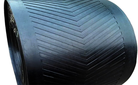 Producing rubber conveyor belts using natural rubber/rubber tire powder together