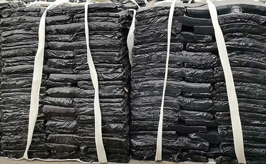 How should vulcanizers, accelerators, activators, and scorch inhibitors be combined in recycled rubber formulas?