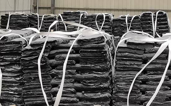 How should the vulcanization system be chosen when using recycled rubber together with chlorinated polyethylene rubber?